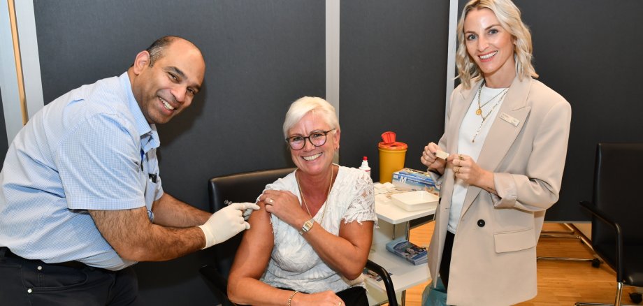 Dr. Raj Chakupurakal (links), Leiter des Gesundheitsamtes Mayen-Koblenz, und BGM-Beauftragte Christina Auer (rechts) bei der Grippeschutzimpfung. 