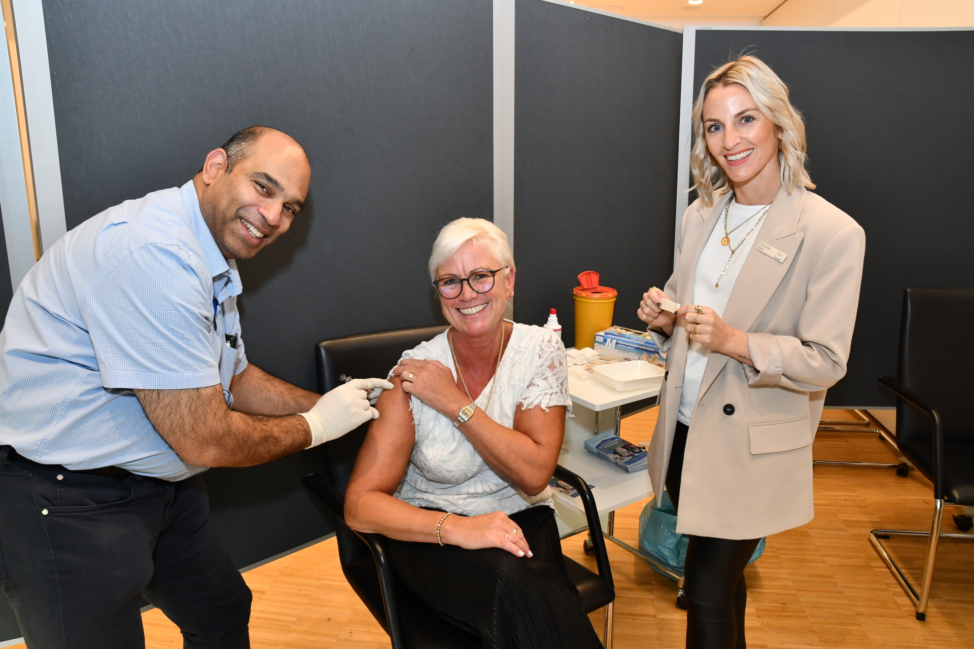 Dr. Raj Chakupurakal (links), Leiter des Gesundheitsamtes Mayen-Koblenz, und BGM-Beauftragte Christina Auer (rechts) bei der Grippeschutzimpfung. 