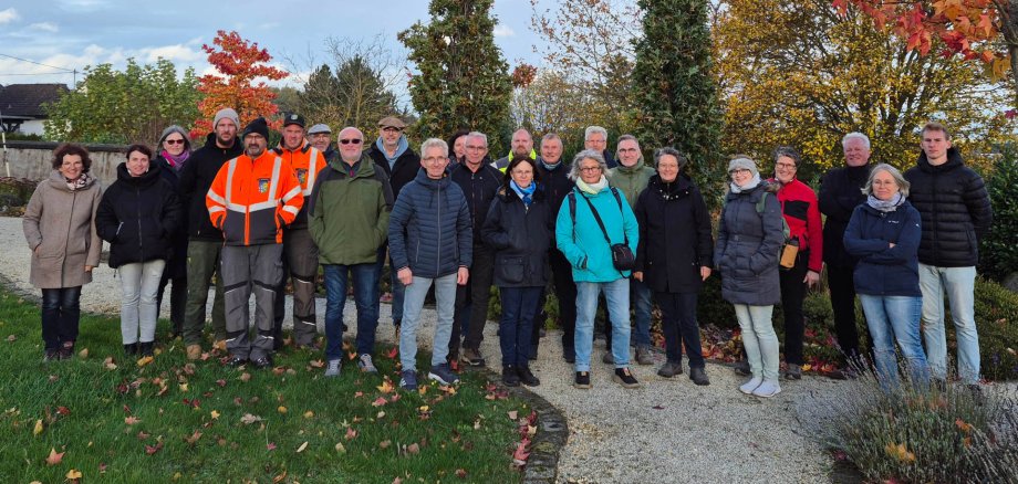 Die Friedhofsexkursion nach Nickenich und Thür stieß bei den Teilnehmer auf großes Interesse. 