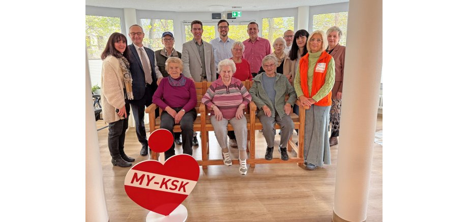 Der Bürgermeister der Verbandsgemeinde Pellenz Sebastian Busch (hinten, 4.v.l.), Projektleiterin „Bewegung in die Dörfer“ Lea Bales (hinten links) und das stellvertretende Vorstandsmitglied der Kreissparkasse Mayen, Udo Lohner (hinten, 2.v.l.) haben jüngst die Seniorenbank an die Ortsgemeinde Plaidt übergeben. 