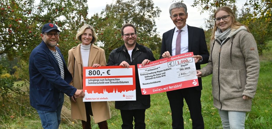 Sparkassen fördern den Erhalt von
Streuobstwiesen im Landkreis MYK
Sparkassen fördern den Erhalt von Streuobstwiesen im Landkreis MYK