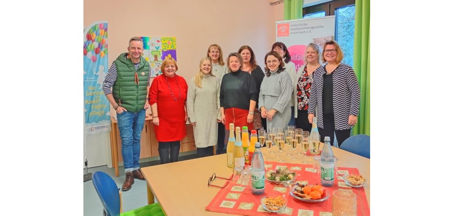 Landrat Marko Boos gratulierte den ausgezeichneten Teilnehmerinnen im Beisein von Dorothee Geishecker (2.v.l.), Fachberatung Kindertagespflege MYK, und Stefanie Lange (rechts), Leitung FBS Andernach, zu ihrer bestandenen Prüfung als Tagespflegeperson. 