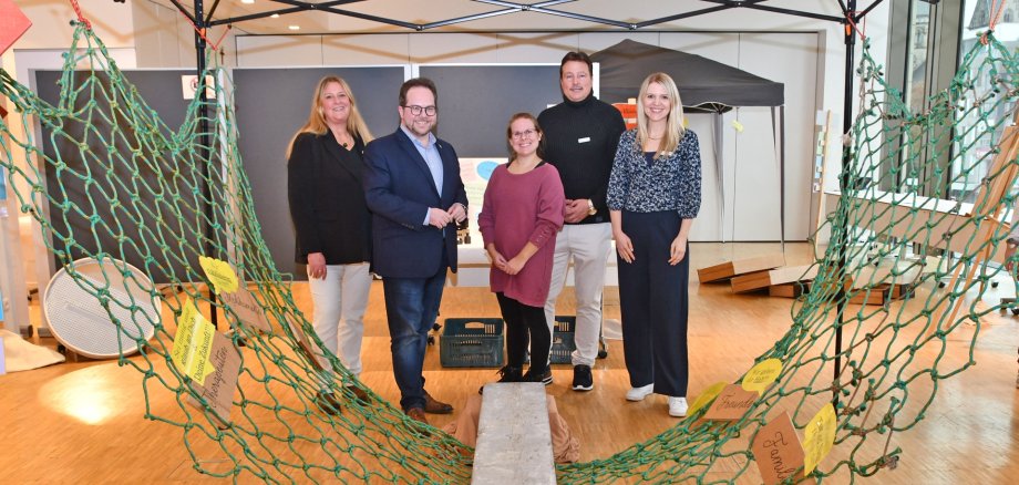 Der Erste Kreisbeigeordnete Pascal Badziong (2.v.l.) besuchte gemeinsam mit Mitarbeitern des Gesundheitsamtes und der Koordinierungsstelle für Psychiatrie die SHITzo-Ausstellung von Joke Volkmer (Mitte).