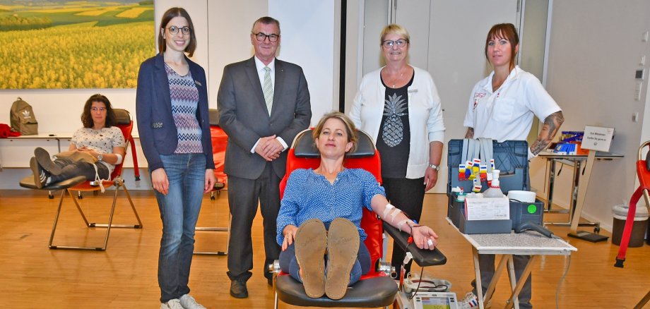 Landrat Dr. Alexander Saftig, Büroleiterin Petra Kretzschmann (2.v.r.) und Anja Weber (2.v.l.) vom Arbeitskreis Gesundheit freuten sich besonders über das Engagement der Blutspendenden.