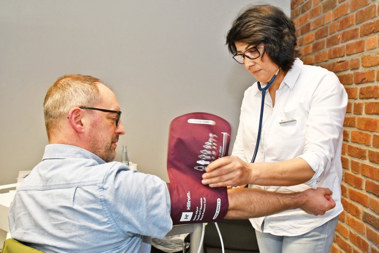 Amtsärztin Zeba Parwani führte im Rahmen des Gesundheits-Check-ups die Blutdruck- und Pulskontrolle bei den Mitarbeitenden durch.