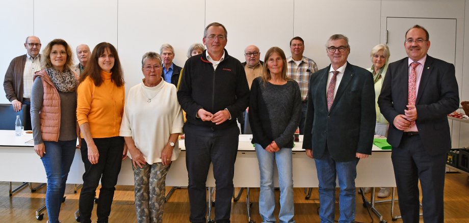 Die Mitglieder der Versammlung der Bezirksgruppe Mayen-Koblenz des Eifelvereins freuen sich gemeinsam mit Landrat Dr. Alexander Saftig (3.v.r.) über die Wahl des neuen Vorstands. 