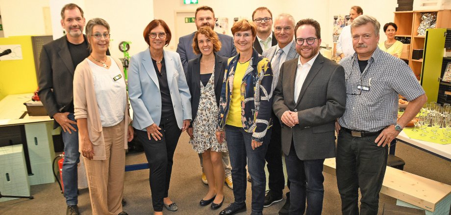 Der Erste Kreisbeigeordnete Pascal Badziong (2.v.r.) freute sich gemeinsam mit den Initiatoren und Akteuren des MINT MakerSpace über die gelungene Eröffnung im Goethe Atrium Bendorf. 