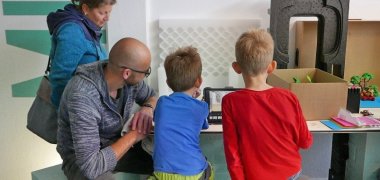 Mehr als 250 begeisterte Besucher jeden Alters verbrachten teilweise mehrere Stunden damit, die zahlreichen spannenden Möglichkeiten des MakerSpace zu erkunden und auszuprobieren. Mehr als 250 begeisterte Besucher jeden Alters verbrachten teilweise mehrere Stunden damit, die zahlreichen spannenden Möglichkeiten des MakerSpace zu erkunden und auszuprobieren.
