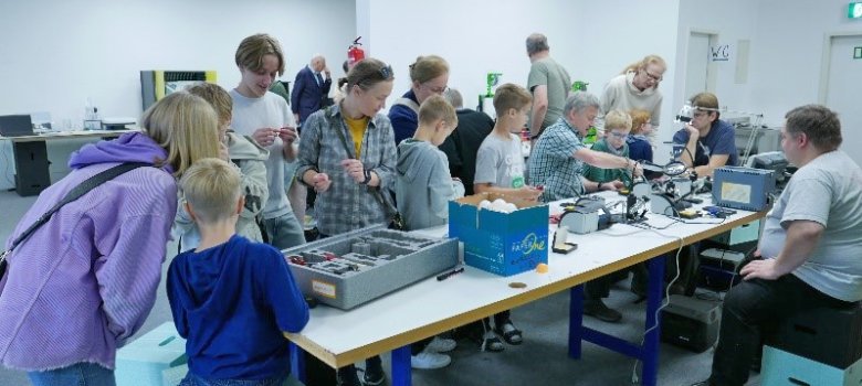 Mehr als 250 begeisterte Besucher jeden Alters verbrachten teilweise mehrere Stunden damit, die zahlreichen spannenden Möglichkeiten des MakerSpace zu erkunden und auszuprobieren. 