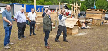 Erster Kreisbeigeordneter Pascal Badziong besucht Bauspielplatz in Löf  