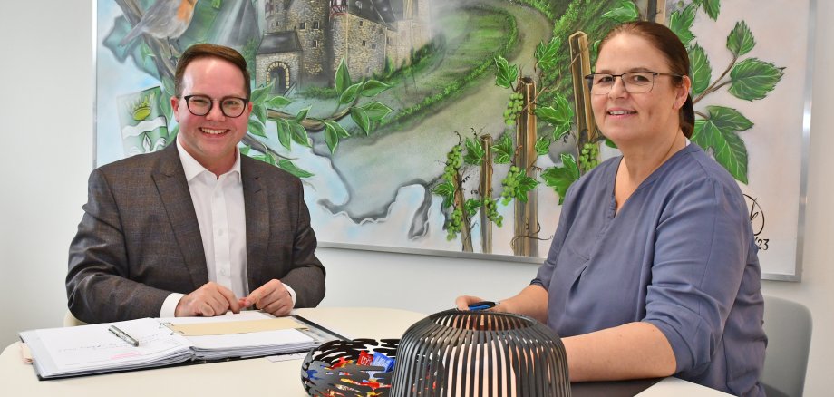 Der Erste Kreisbeigeordnete Pascal Badziong im Gespräch mit Jutta Neideck, der Vorsitzenden des Landesverbandes Kindertagespflege Rheinland-Pfalz. 