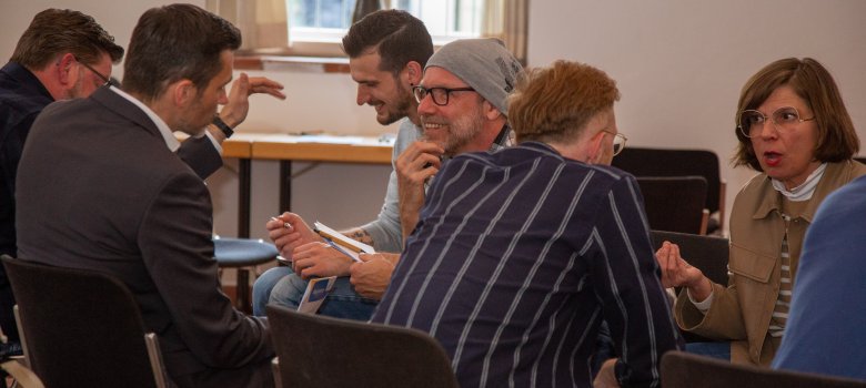 In Kleingruppen diskutierten die Teilnehmenden über das Konzept „RegioHub“, sammelten Ideen und entwickelten Umsetzungs- sowie Ausstattungsmöglichkeiten der digitalen Räume. In Kleingruppen diskutierten die Teilnehmenden über das Konzept „RegioHub“, sammelten Ideen und entwickelten Umsetzungs- sowie Ausstattungsmöglichkeiten der digitalen Räume.