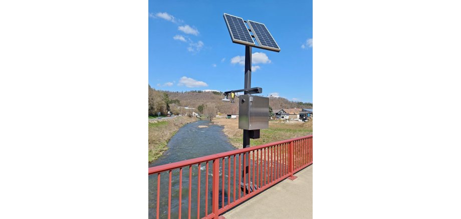 Solche Pegelmasten mit solarbetriebenen Radarsensoren werden im Rahmen des Projektes „Kommunale Pegel“ an drei von insgesamt sechs Standorten auf Brücken installiert.