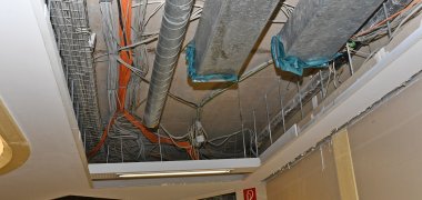 Elektroinstallationsarbeiten in den Zwischendecken des Kurfürst-Salentin-Gymnasiums im Rahmen der baulichen Brandschutzmaßnahmen. Elektroinstallationsarbeiten in den Zwischendecken des Kurfürst-Salentin-Gymnasiums im Rahmen der baulichen Brandschutzmaßnahmen.