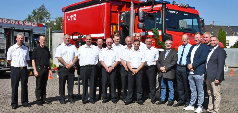 Das neue Mehrzweckfahrzeug Typ 3 für Münstermaifeld wurde eingesegnet und von Landrat Dr. Alexander Saftig (5.v.r.) an den Wehrleiter der Freiwilligen Feuerwehr Maifeld Martin Wolff (3.v.l.) übergeben. 