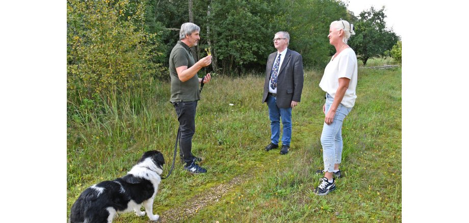 Biologe Jörg Hilgers (links) erläuterte Landrat Dr. Alexander Saftig und Tanja Stromberg die Besonderheiten des Naturschutzgebietes Kuhstiebel und was in den nächsten Jahren zu tun ist. 