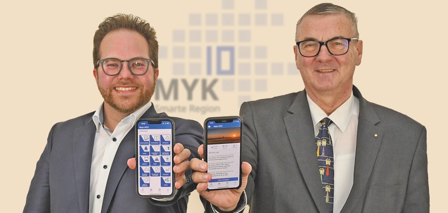 Kreisspitze findet App spitze: Landrat Dr. Alexander Saftig (rechts) und der Erste Kreisbeigeordnete Pascal Badziong präsentieren die neue „Mein MYK-App“. 