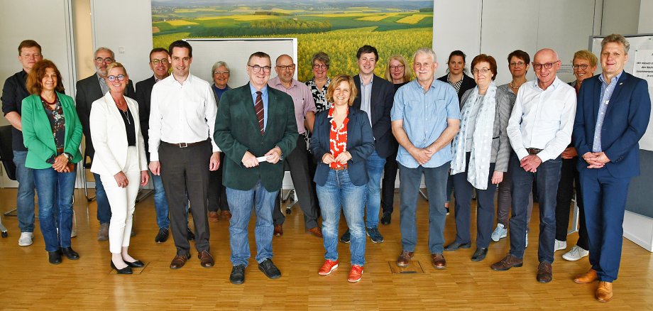 Landrat Dr. Alexander Saftig und Klimaschutzministerin Katrin Eder (vorne Mitte) gemeinsam mit den Moderatoren der rheinland-pfälzischen Hochwasserpartnerschaften im Kreishaus. 