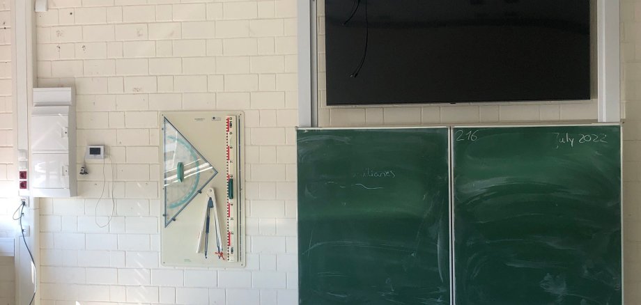 Die Integrierte Gesamtschule Pellenz in Plaidt wurde bereits mit neuen Präsentationsmedien ausgerüstet. In diesem Fall entschied sich die Schule für einen Anzeigenbildschirm, auf dem beispielsweise der iPad-Inhalt von Lehrern oder Schülern direkt angezeigt werden kann. Parallel dazu ist die ursprüngliche Tafelfläche weiterhin nutzbar.