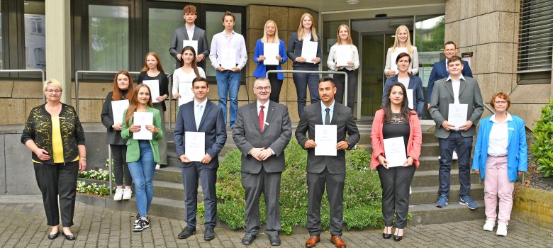 Landrat Dr. Alexander Saftig begrüßte 17 neue Nachwuchskräfte bei der Kreisverwaltung. Landrat Dr. Alexander Saftig begrüßte 17 neue Nachwuchskräfte bei der Kreisverwaltung.