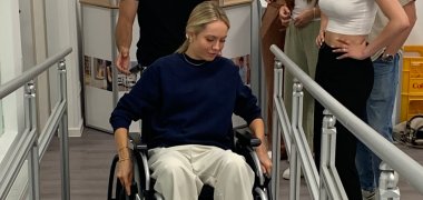 Bei ihrem Besuch im Sanitätshaus Wittlich durften die Schüler selbst aktiv werden und unter anderem die unterschiedlichen Rollstuhltypen testen. 