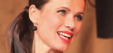 Wenn Joe Wulf (1), einer der weltbesten Posaunisten, gemeinsam mit seiner Band The Gentleman of Swing in Sayn auf die herausragende Jazzsängerin Angela van Rijthoven (2) trifft, ist ein Konzerterlebnis der Extraklasse garantiert. Wenn Joe Wulf (1), einer der weltbesten Posaunisten, gemeinsam mit seiner Band The Gentleman of Swing in Sayn auf die herausragende Jazzsängerin Angela van Rijthoven (2) trifft, ist ein Konzerterlebnis der Extraklasse garantiert.