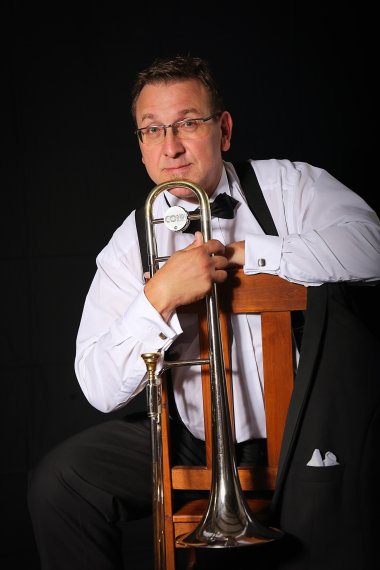 Wenn Joe Wulf (1), einer der weltbesten Posaunisten, gemeinsam mit seiner Band The Gentleman of Swing in Sayn auf die herausragende Jazzsängerin Angela van Rijthoven (2) trifft, ist ein Konzerterlebnis der Extraklasse garantiert. 