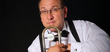 Wenn Joe Wulf (1), einer der weltbesten Posaunisten, gemeinsam mit seiner Band The Gentleman of Swing in Sayn auf die herausragende Jazzsängerin Angela van Rijthoven (2) trifft, ist ein Konzerterlebnis der Extraklasse garantiert. Wenn Joe Wulf (1), einer der weltbesten Posaunisten, gemeinsam mit seiner Band The Gentleman of Swing in Sayn auf die herausragende Jazzsängerin Angela van Rijthoven (2) trifft, ist ein Konzerterlebnis der Extraklasse garantiert.