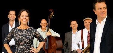 „Because of Swing“ entführen die Zuhörer auf Burg Namedy in das faszinierende und klangvolle Jazz Age. Komponist und Songwriter Bernd Lhotzky arrangiert die Standards der großen Songwriter auf außergewöhnlich frische Weise. „Because of Swing“ entführen die Zuhörer auf Burg Namedy in das faszinierende und klangvolle Jazz Age. Komponist und Songwriter Bernd Lhotzky arrangiert die Standards der großen Songwriter auf außergewöhnlich frische Weise.