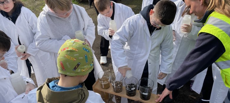 Am Untersuchungswagen der SGD Nord wurden die Grundschüler zunächst mit Laborkitteln und Schutzbrillen ausgestattet, um dann Wissenswertes über den Wasserkreislauf und die Wasserqualität zu erfahren.