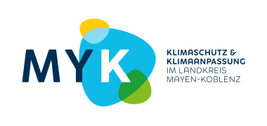 Das neue Logo symbolisiert die Verbindung zwischen Klimaschutz und Klimaanpassung und unterstreicht das ganzheitliche Konzept der Kreisverwaltung MYK im Umgang mit den wachsenden Herausforderungen des Klimawandels.