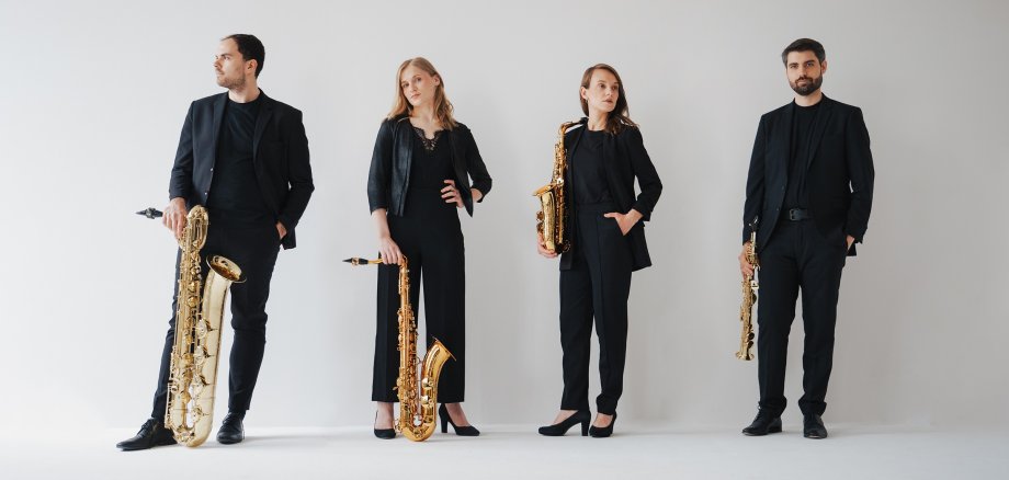 Das Arcis Saxophon Quartett von Weltformat liefert brillante, facettenreiche sowie homogen entwickelte Klangkunst und begeistert das Publikum mit voll energetischem und unverwechselbarem Sound. 