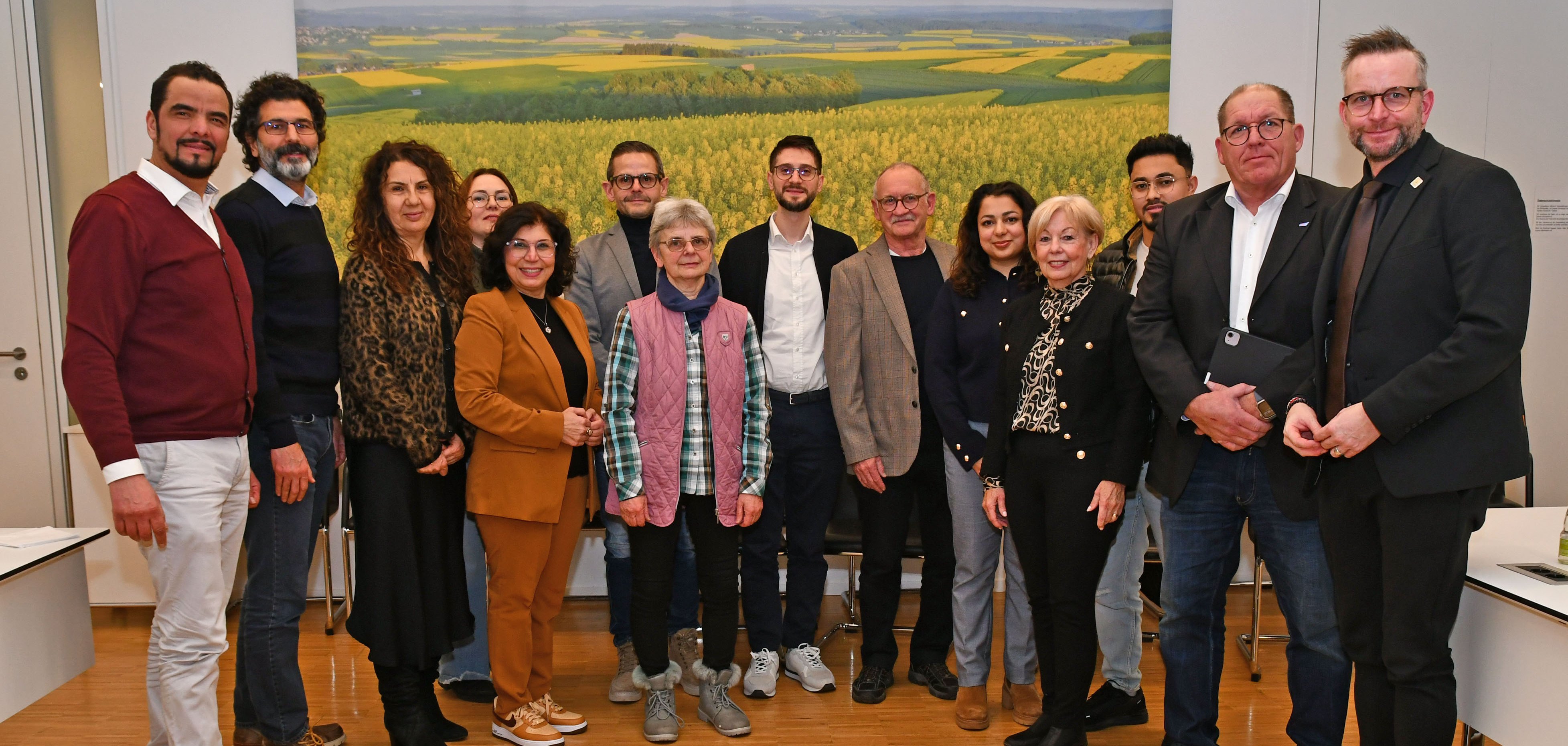 Landrat Marko Boos (rechts) gemeinsam mit den Mitgliedern des Beirats für Migration und Integration. Zum neuen Vorsitzenden wurde Mohamad Al Emam (7.v.r.) aus Mayen gewählt. Seine Stellvertreter sind Michael Krämer (6.v.l.l) aus Mendig und Raduan Fatine (links) aus Mayen. 