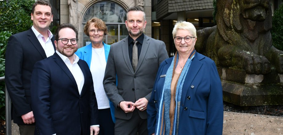 Landrat Marko Boos (2.r.) gemeinsam mit dem Ersten Kreisbeigeordneten Pascal Badziong (2.l.), Büroleiterin Petra Kretzschmann (r.), der Personalratsvorsitzenden der Kreisverwaltung Heike Breitbach und Martin Gasteyer, Leiter des Büros Landrat.