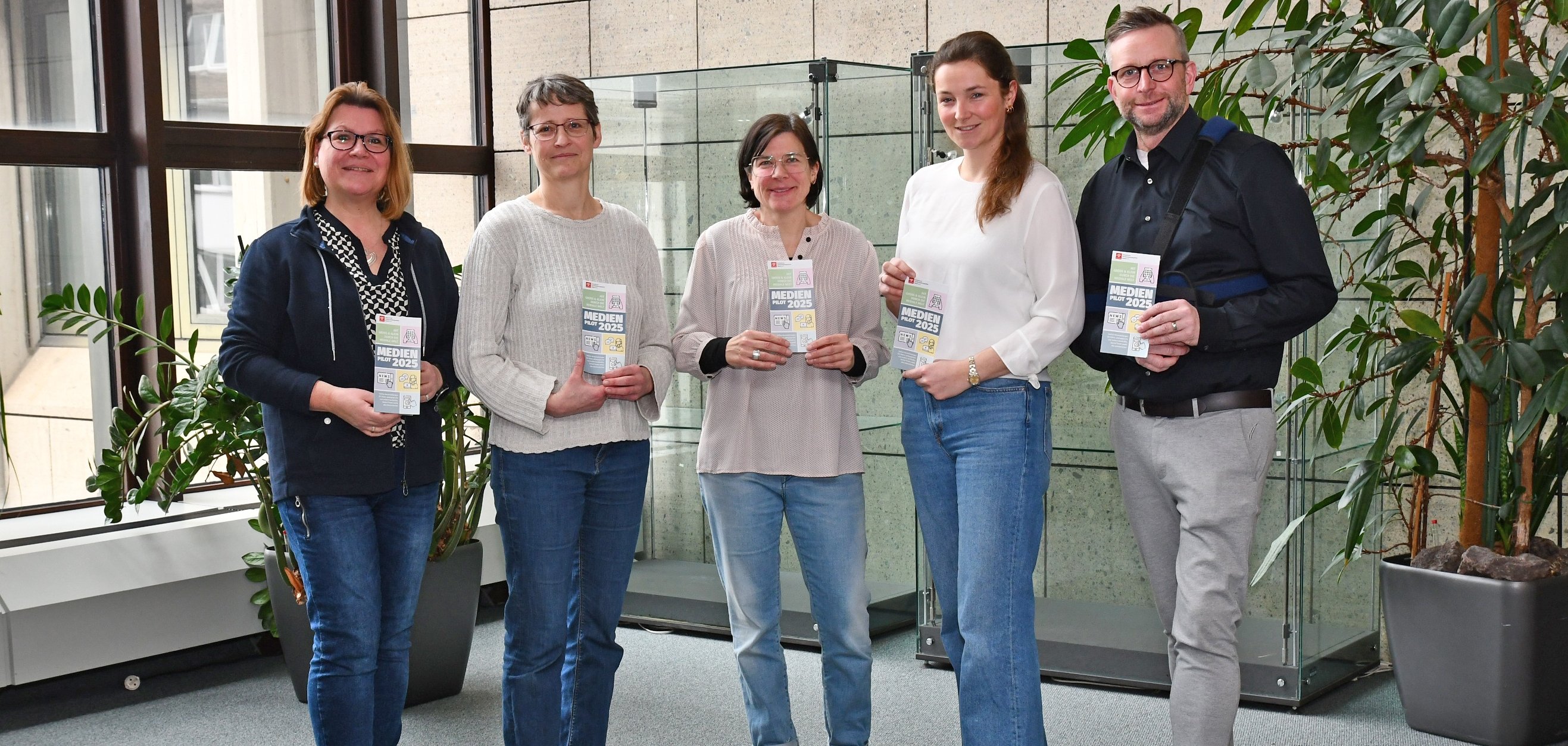 v.l.n.r.: Stefanie Lange von der Familienbil-dungsstätte Andernach, Susanne Schwandt von der Familienbildungsstätte Koblenz, Me-lanie Hellmann von der Familienbildungsstätte Mayen, Mareike Franzen von der Smarten Region MYK10 und Landrat Marko Boos.