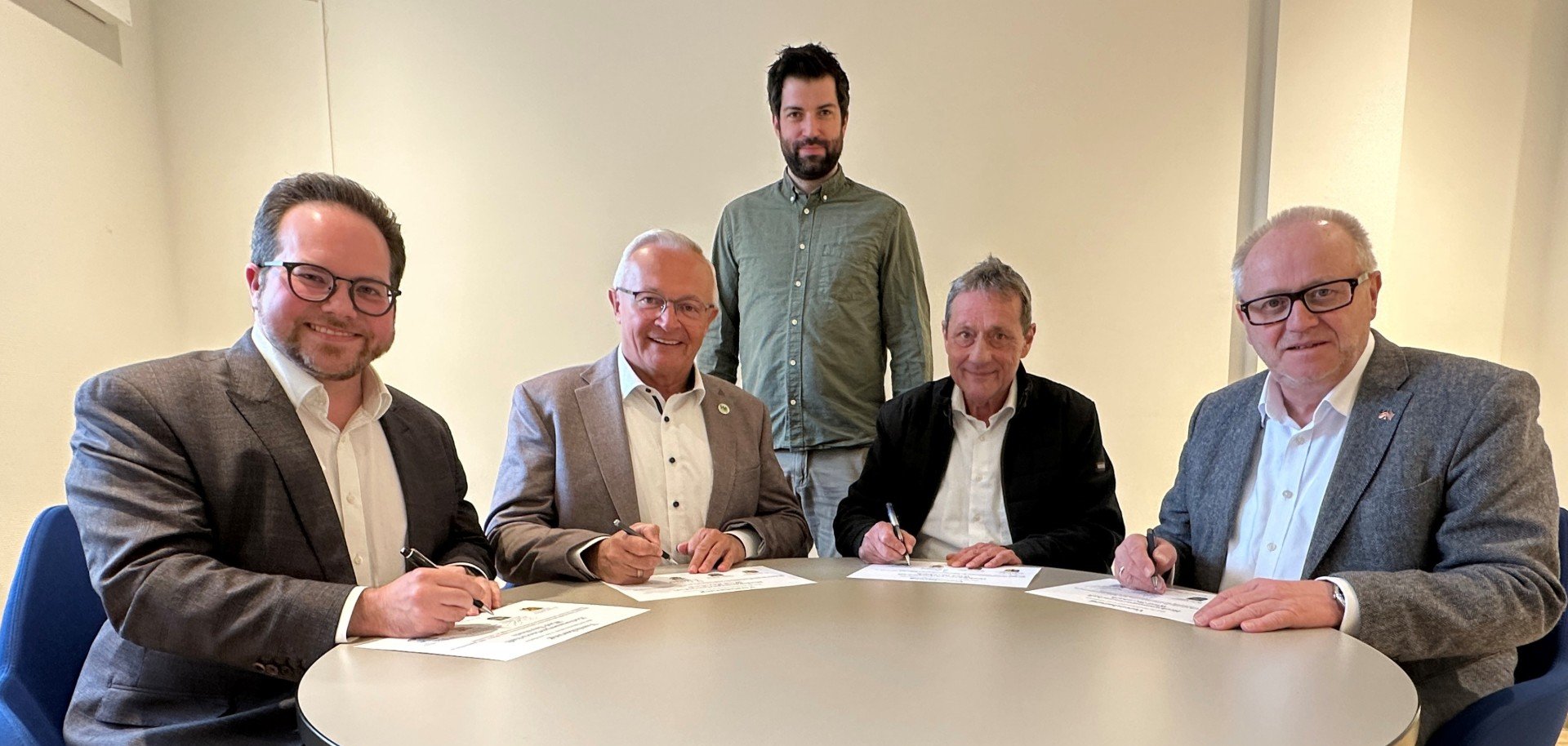Die neue Urkunde zur Hochwasserpartnerschaft Wied-Saynbach wurde (von links nach rechts) vom 1. Kreisbeigeordneten Pascal Badziong, Mayen-Koblenz, von Landrat Achim Hallerbach, Landrat Achim Schwickert, Westerwaldkreis, und Landrat Dr. Peter Enders, Altenkirchen, unterzeichnet. Mit dabei: Michael Vogel von der Untere Wasserbehörde Neuwied.