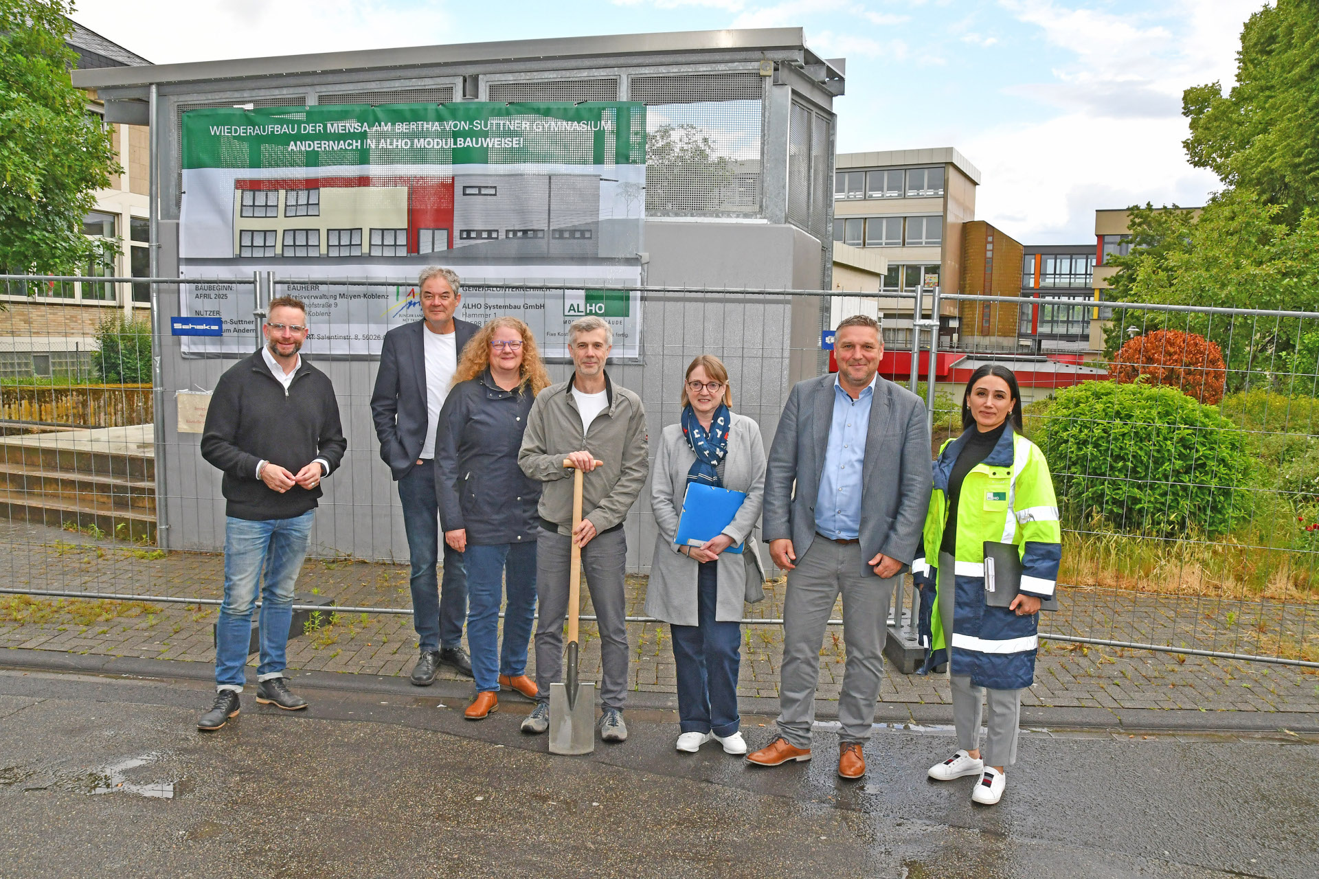 Landrat Marko Boos (links) gemeinsam mit Vertretern von Schulleitung, Fachabteilung der Kreisverwaltung und Baufirma an der Mensa-Baustelle. 