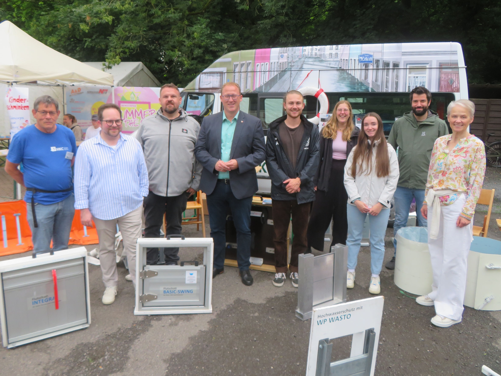 Die Kreise Mayen-Koblenz, Neuwied und Westerwaldkreis, jeweils vertreten durch die Ersten Kreisbeigeordneten Pascal Badziong (2. v. l.), Philipp Rasbach (Mitte) und Gabriele Wieland (rechts) sowie Mitarbeitende der jeweiligen Unteren Wasserbehörde, hatten als Träger der Hochwasserpartnerschaft Wied-Saynbach, das Hochwasserinfomobil des HKC nach Bendorf eingeladen, worüber sich auch Stadtbürgermeister Christoph Mohr freute (3. v. l.).