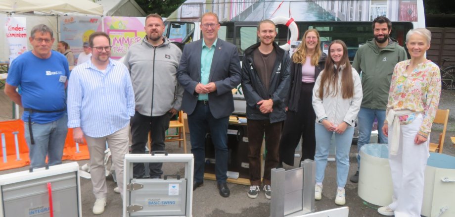 Die Kreise Mayen-Koblenz, Neuwied und Westerwaldkreis, jeweils vertreten durch die Ersten Kreisbeigeordneten Pascal Badziong (2. v. l.), Philipp Rasbach (Mitte) und Gabriele Wieland (rechts) sowie Mitarbeitende der jeweiligen Unteren Wasserbehörde, hatten als Träger der Hochwasserpartnerschaft Wied-Saynbach, das Hochwasserinfomobil des HKC nach Bendorf eingeladen, worüber sich auch Stadtbürgermeister Christoph Mohr freute (3. v. l.).