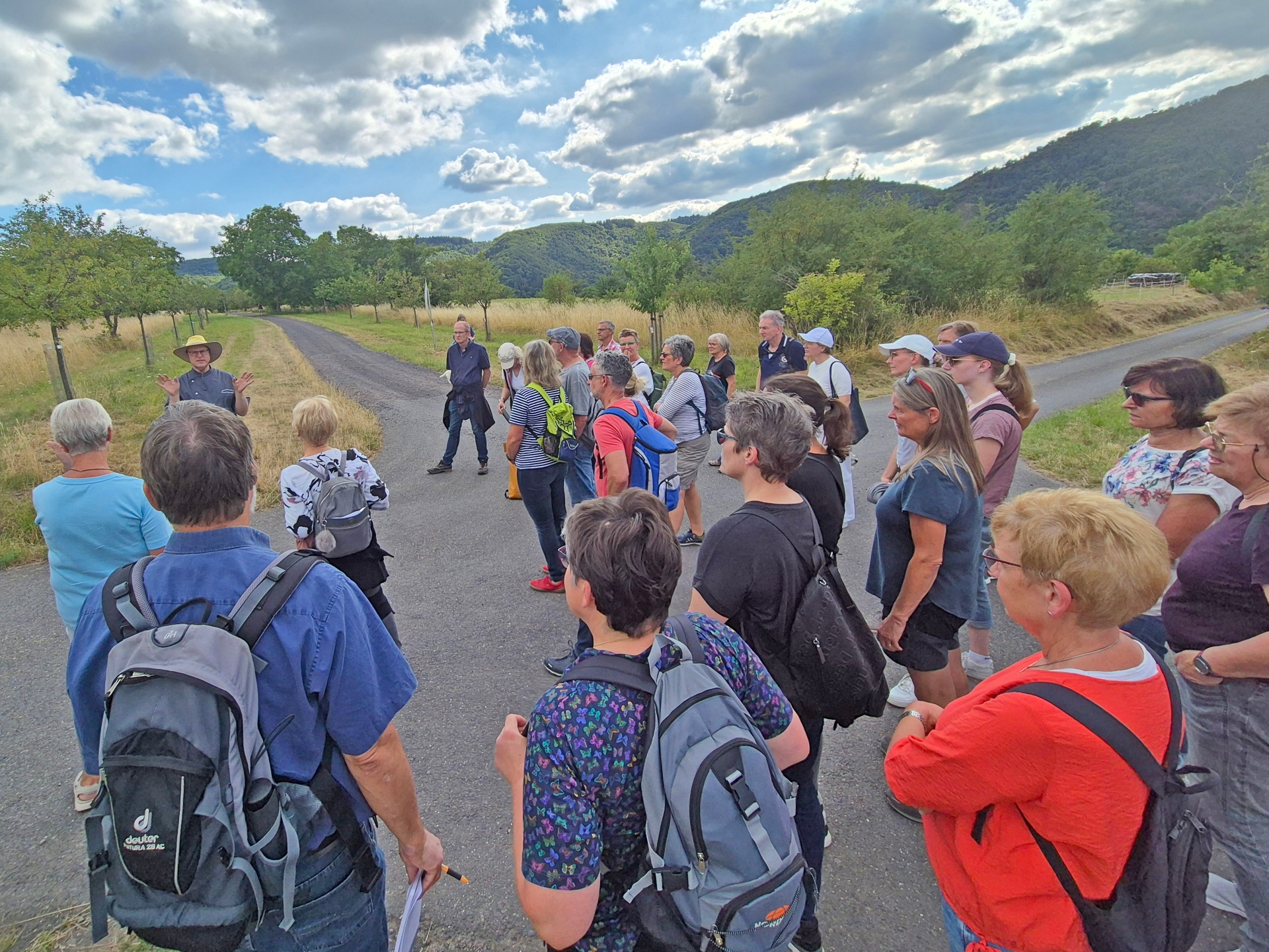 Die zahlreichen Teilnehmer während der Genusswanderung in Filsen. 