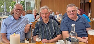 Werner Zils (Mitte) ist mit seinen stolzen 91 Jahren einer der „ältesten“ Kreiswackesträger. Gemeinsam mit Rudolf Rünz (links) und Heribert Zins (rechts) freut er sich jedes Jahr aufs Neue über die regelmäßigen Treffen.