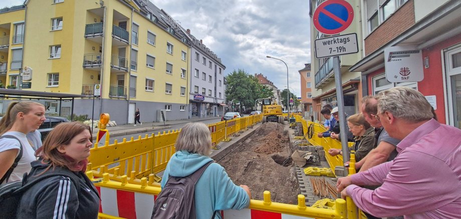 Die Mitglieder der Arbeitsgruppe Grünflächenmanagement bei ihrem Besuch des Modellprojektes in der Moselweißer Straße in Koblenz. 
