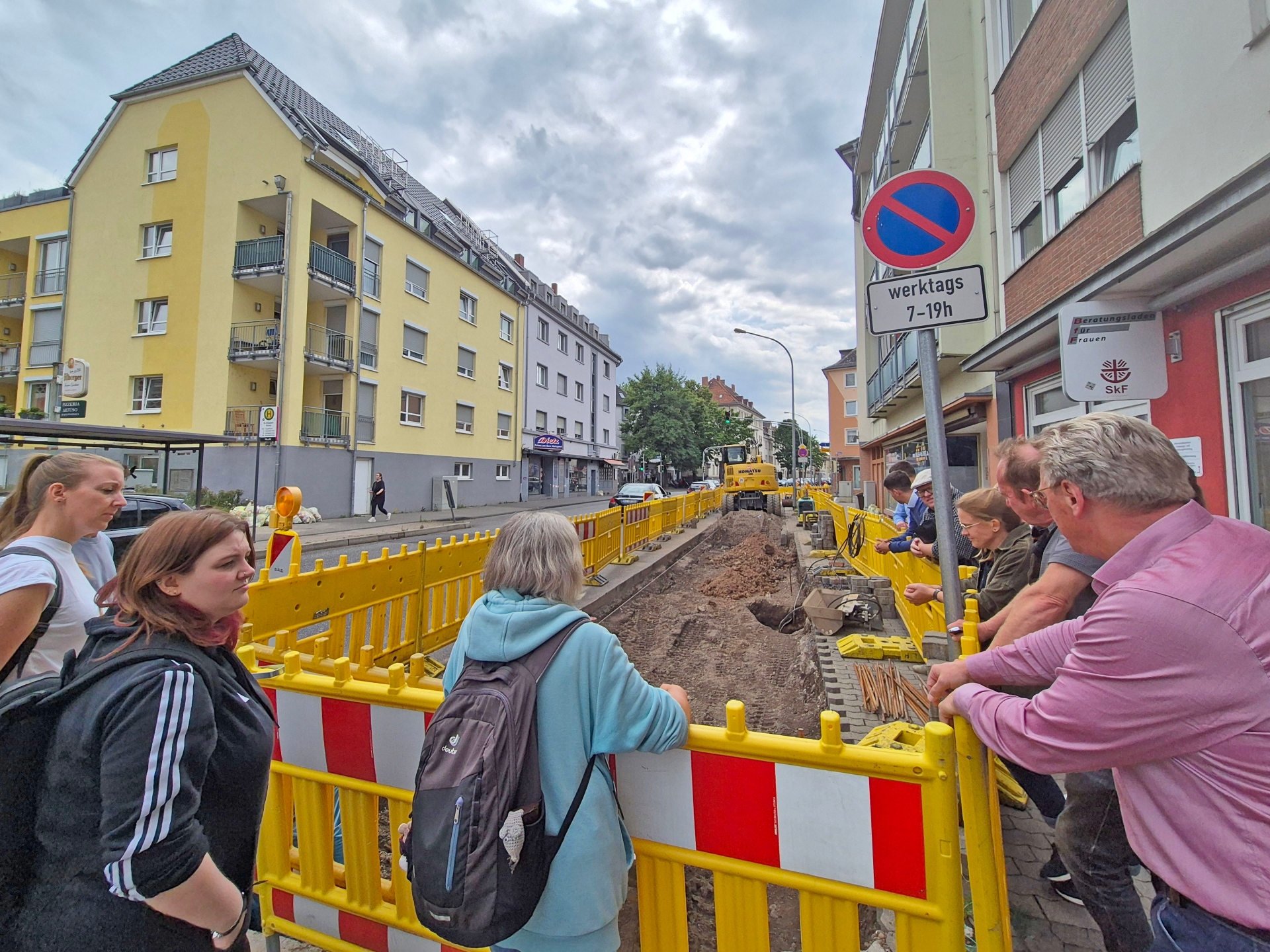 Die Mitglieder der Arbeitsgruppe Grünflächenmanagement bei ihrem Besuch des Modellprojektes in der Moselweißer Straße in Koblenz. 