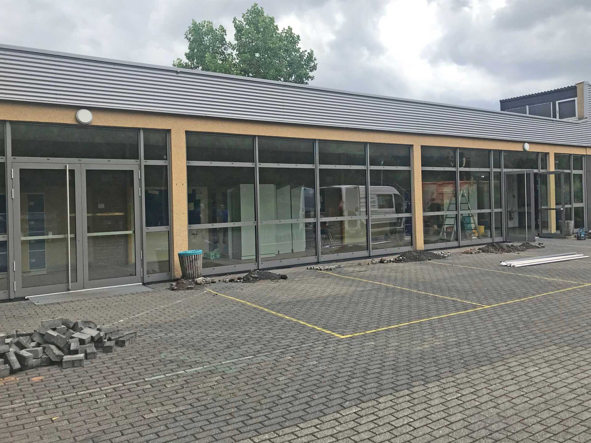 Im Rahmen des Landes-Förderprogramms KIPKI investiert der Landkreis Mayen-Koblenz umfassend in die energetische Sanierung seiner Schulen. Auf den Bildern zu sehen: Die neuen Fenster und Eingangstüren am Megina-Gymnasium Mayen sowie die neue, energieeffiziente LED-Hallenbeleuchtung in der Kreissporthalle in Mendig. Beide Maßnahmen tragen zur CO2-Reduktion und zur Senkung des Energieverbrauchs bei.