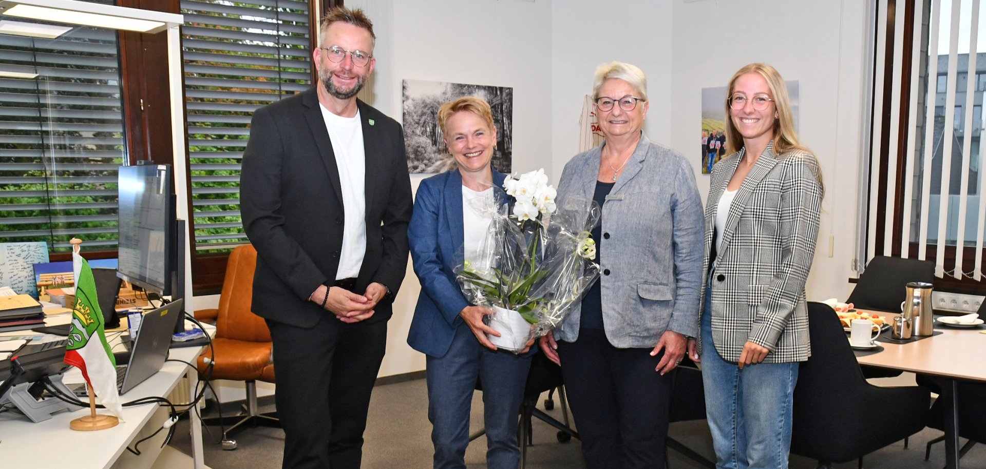 Zu ihrem Amtsantritt wurde Susanne Bart-scher von Landrat Marko Boos, Büroleiterin Petra Kretzschmann sowie Verena van Beek vom „Büro Landrat“, im Kreishaus begrüßt.