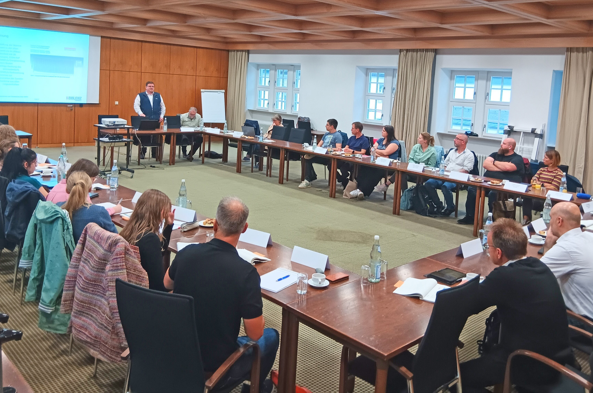 Kommunale Akteure aus dem Landkreis Mayen-Koblenz, der Stadt Koblenz und benachbarter Landkreise tauschten sich im Ratssaal über die Möglichkeiten des klimafreundlichen Gebäudemanagements aus. 