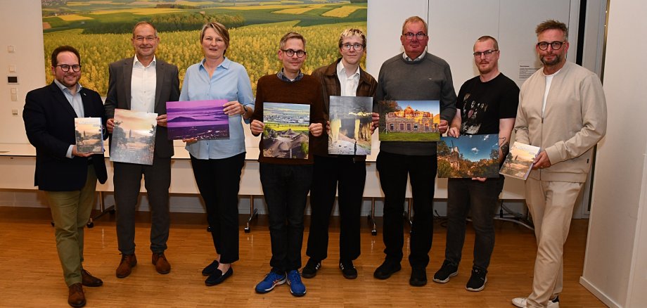 Die Gewinner des Fotowettbewerbs freuen sich gemeinsam mit Landrat Marko Boos (rechts), dem Ersten Kreisbeigeordneten Pascal Badziong (links) sowie Michael Kaltz, stellvertretendes Vorstandsmitglied der Kreissparkasse Mayen (2.v.l.), über ihre Preise. 