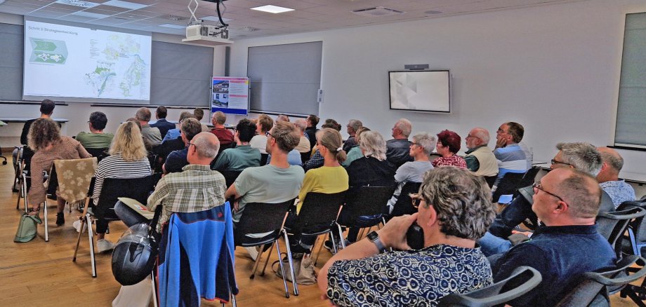 Mayen-Koblenzer diskutieren bei den Maßnahmen-Workshops in Mendig, Andernach und Polch engagiert über konkrete Ideen zur Klimaanpassung – von Verschattung öffentlicher Plätze bis zur Entsiegelung von Flächen. 