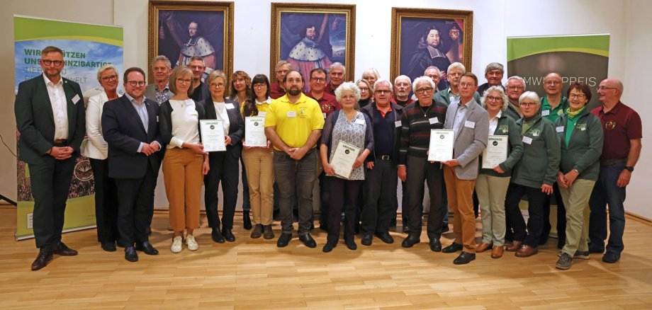 Landrat Marko Boos (ganz links) und der Erste Kreisbeigeordnete Pascal Badziong (3. von links) haben am 28. Oktober 2025 im Festsaal von Schloss von der Leyen in Kobern-Gondorf sechs Initiativen mit dem Umweltpreis der Stiftung für Natur und Umwelt des Landkreises Mayen-Koblenz ausgezeichnet.