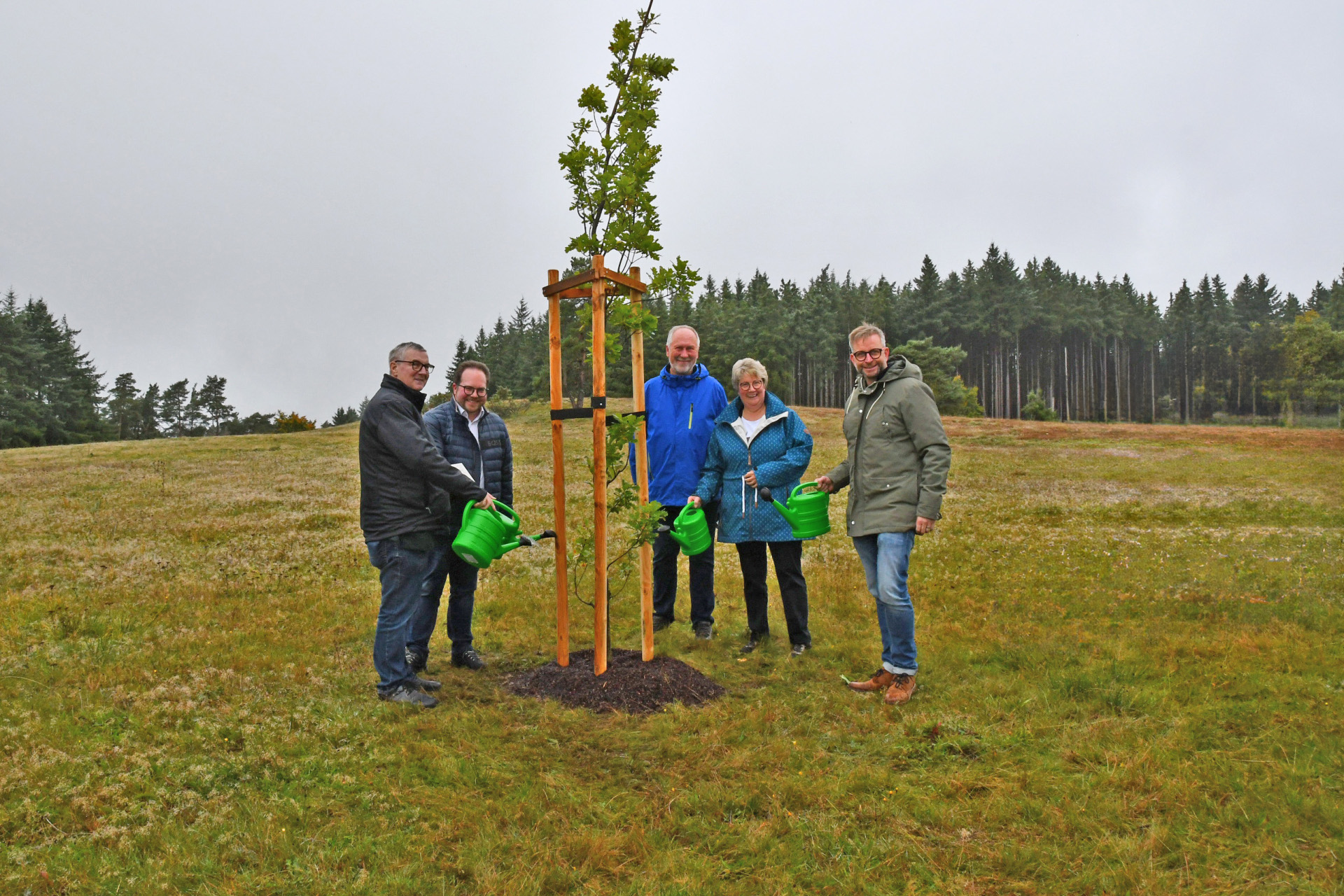 Dankbar über das Geschenk zu seinem Abschied zeigte sich Altlandrat Dr. Alexander Saftig (großes Foto, links) bei der Pflanzung einer Stiel-Eiche in der Wacholderheide. Gemeinsam mit ihm freuten sich (von rechts) Landrat Marko Boos, Dagmar Menges, Leiterin der Abteilung Umwelt, Klima und Bauen, Albrecht Diefenbach von der Firma Mallmann Floristik aus Mendig sowie der Erste Kreisbeigeordnete Pascal Badziong. 
